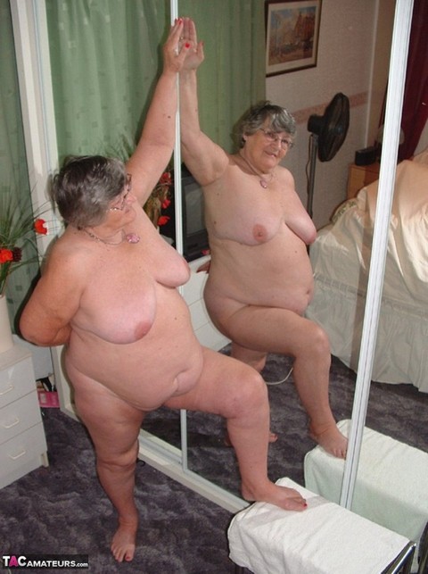 Obese nan Grandma Libby models completely naked in front of a mirror | Фото 15