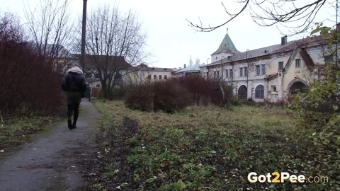 Caucasian girl Lera pulls down her hose on a chilly day for a piss by a tree | Фото 15