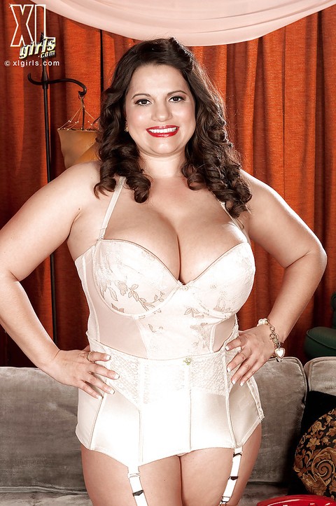 Lovesome fatty in old-fashioned nylon stockings Melonie Max posing topless | Фото 2