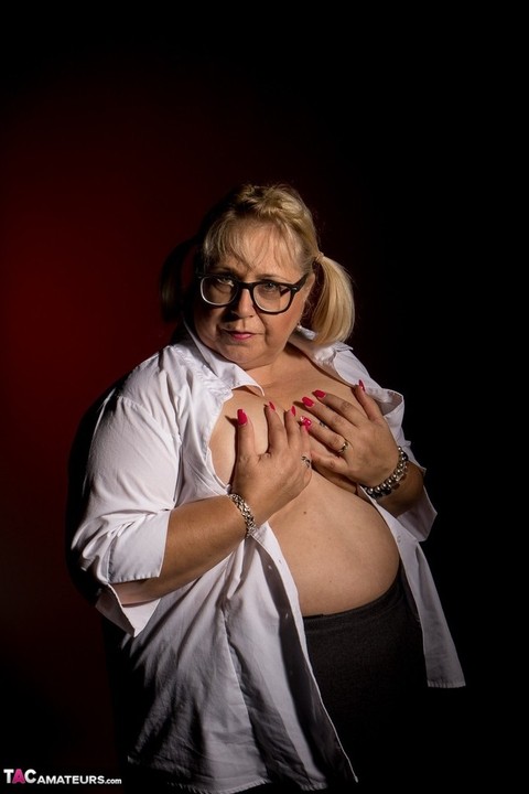 Blonde fatty Lexie Cummings touches her small breasts while wearing glasses | Фото 15