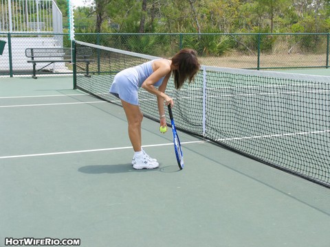 Female tennis player expose her big tits and upskirt panties on the court | Фото 5