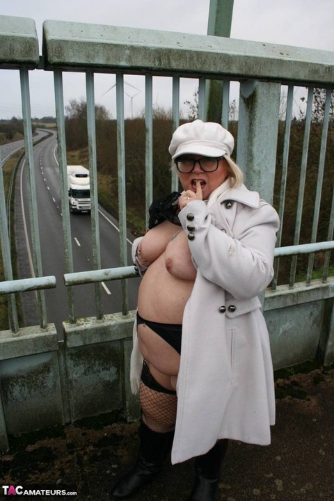 Fat British woman Lexie Cummings exposes herself on a pedestrian bridge | Фото 13