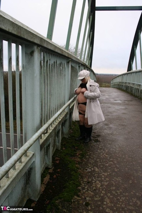 Fat British woman Lexie Cummings exposes herself on a pedestrian bridge | Фото 15