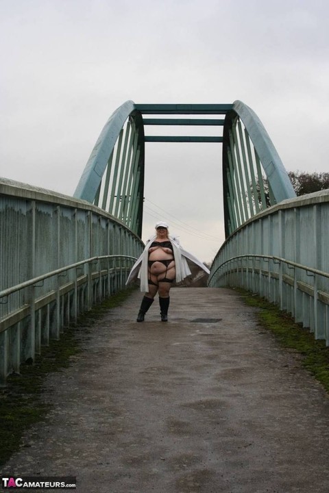 Fat British woman Lexie Cummings exposes herself on a pedestrian bridge | Фото 9