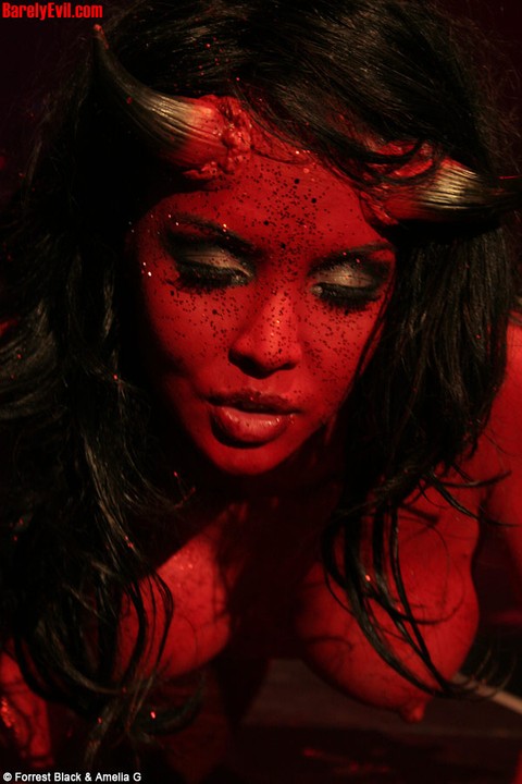 Topless Asian girl Masuimi Max covers herself in oil wearing devil horns | Фото 14