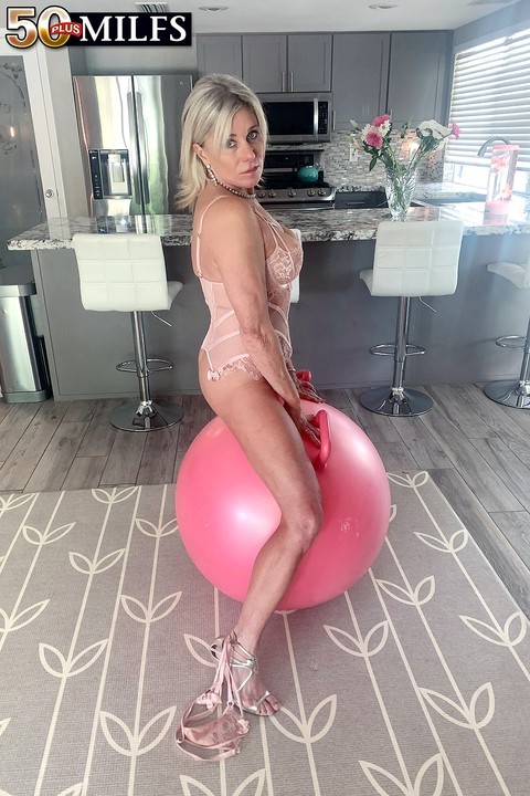 Mature blonde Payton Hall rides a dildo ball before having sex with a man | Фото 6