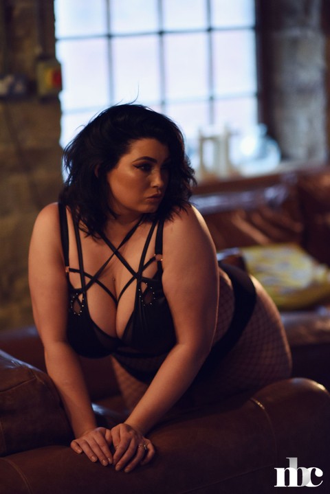 Gorgeous fatty Kiki frees her juicy tits while teasing in slutty nylons | Фото 1