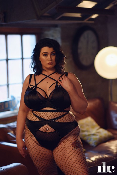 Gorgeous fatty Kiki frees her juicy tits while teasing in slutty nylons | Фото 4