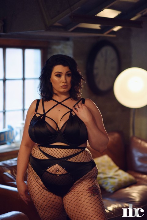 Gorgeous fatty Kiki frees her juicy tits while teasing in slutty nylons | Фото 5