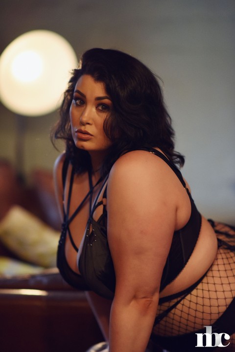 Gorgeous fatty Kiki frees her juicy tits while teasing in slutty nylons | Фото 9