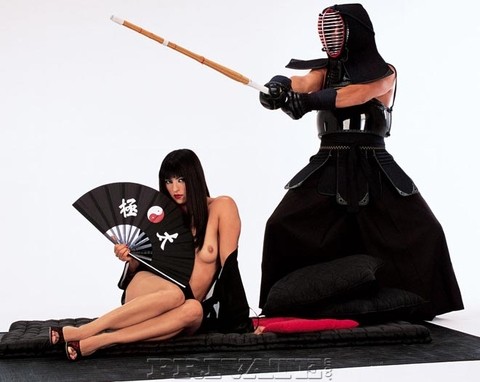 Dark haired Geisha girl provides a Japanese warrior with oral sex | Фото 1