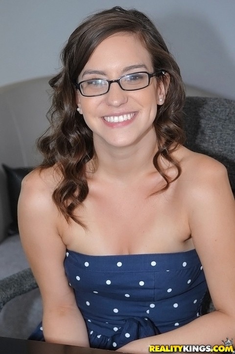 Amateur chick in glasses Alexa Amore shows tiny tits and spreads slim legs | Фото 1