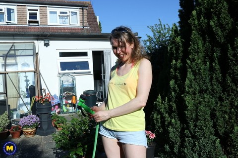 Older amateur wets herself with a garden hose after getting naked | Фото 5