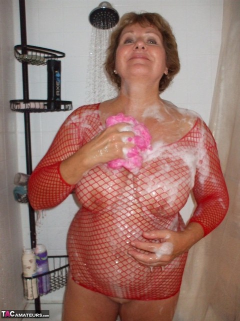 European amateur Busty Bliss bathes in a mesh dress before blowing her toy boy | Фото 11