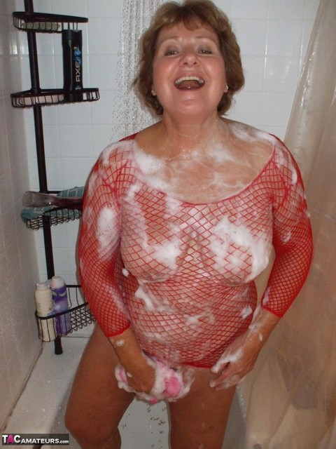 European amateur Busty Bliss bathes in a mesh dress before blowing her toy boy | Фото 13