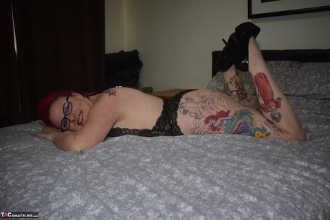 Tattooed redhead Mollie Foxxx models black lingerie with her glasses on | Фото 10