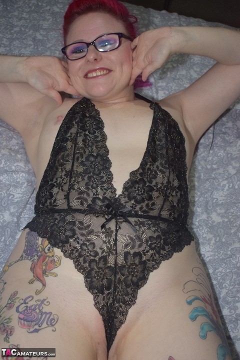 Tattooed redhead Mollie Foxxx models black lingerie with her glasses on | Фото 13