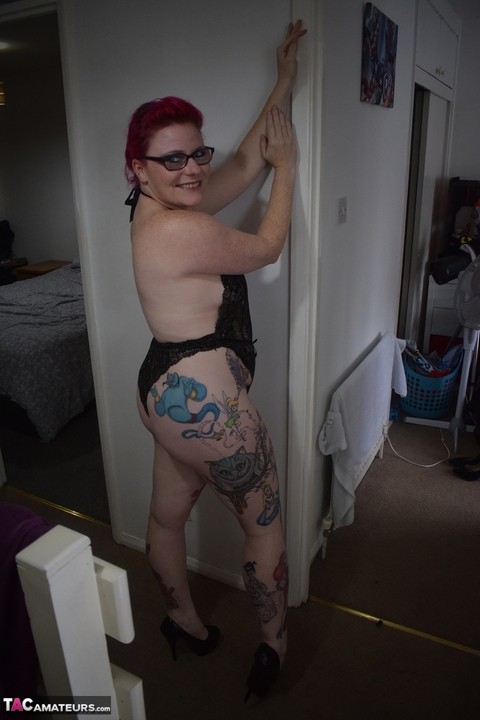 Tattooed redhead Mollie Foxxx models black lingerie with her glasses on | Фото 15