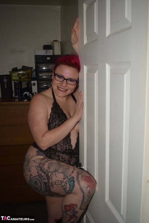 Tattooed redhead Mollie Foxxx models black lingerie with her glasses on | Фото 4