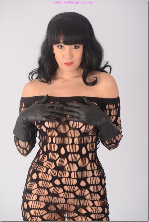 Dark haired beauty Sammi Jo bares her tits in a short dress and leather gloves | Фото 7