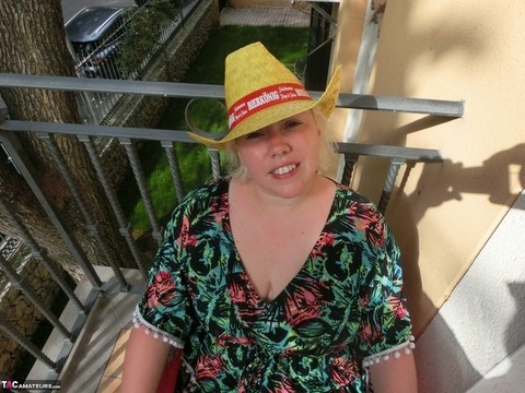 Mature fatty Barby poses naked in a hat on her balcony before masturbating | Фото 2