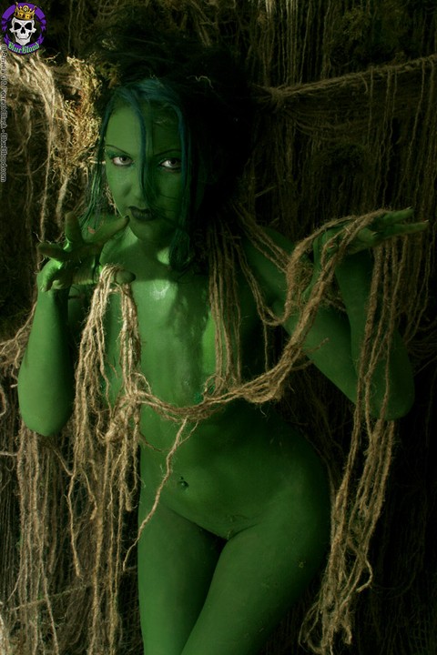 Female swamp creature emerges from the dark with no clothes on her naked body | Фото 1