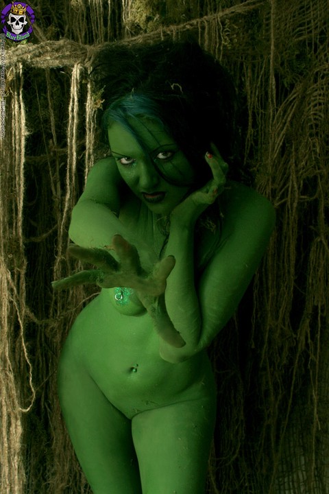 Female swamp creature emerges from the dark with no clothes on her naked body | Фото 14