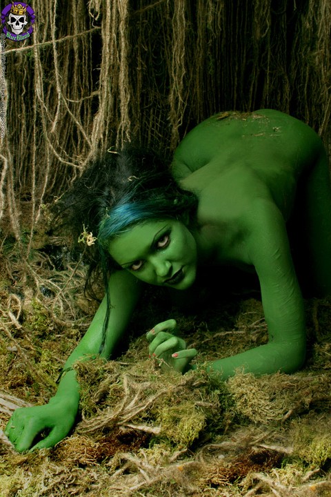 Female swamp creature emerges from the dark with no clothes on her naked body | Фото 15