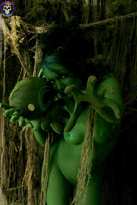 Female swamp creature emerges from the dark with no clothes on her naked body | Фото 6