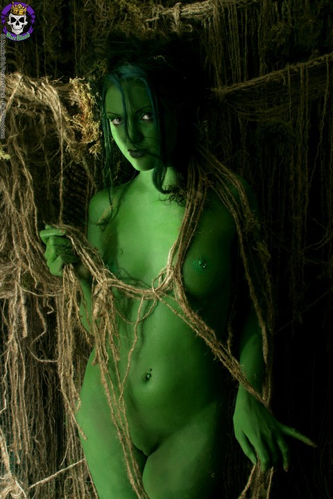 Female swamp creature emerges from the dark with no clothes on her naked body | Фото 8