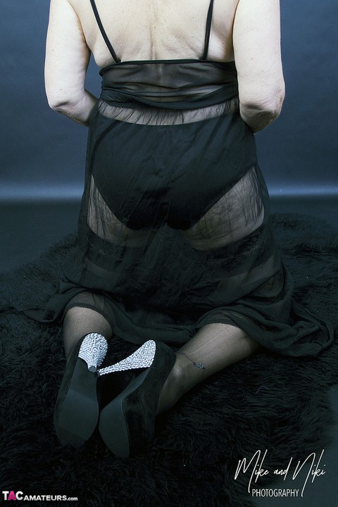 Fat old woman Savana models non nude in in black lingerie and sheer stockings | Фото 10