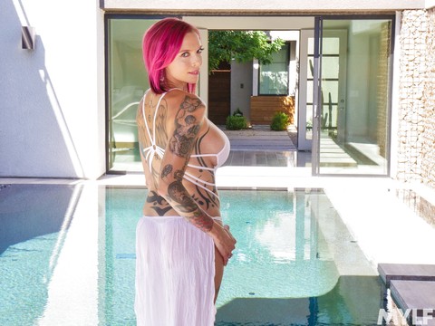 Tattooed pink-haired MILF Anna Bell Peaks gets screwed in the bathroom | Фото 4