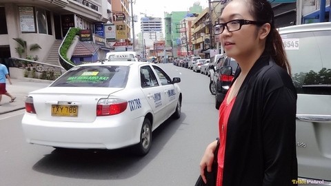 Nerdy Filipina girl lets her hair down and undresses before fucking a stranger | Фото 1