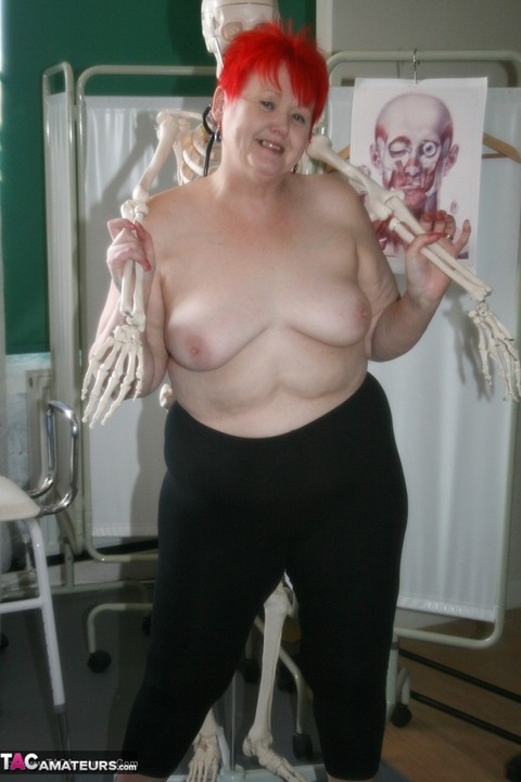 Slutty mature nurse in white stockings gets toyed up by a skeleton | Фото 1