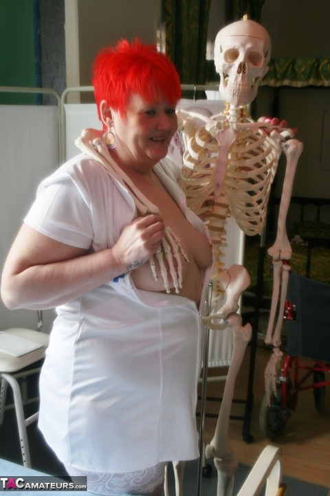 Slutty mature nurse in white stockings gets toyed up by a skeleton | Фото 15