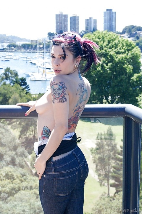 Hot babe Joanna Angel shows off her tattooed body in the outdoor scene | Фото 9