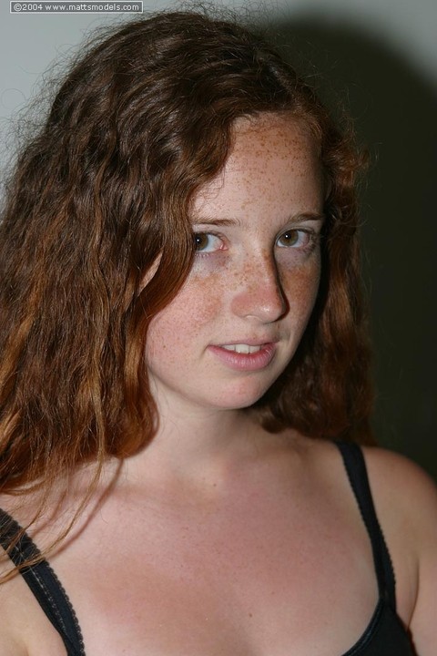 Redhead with freckles and big tits parts her natural pussy after getting naked | Фото 1