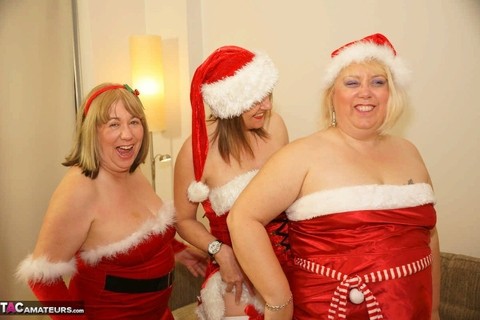 Amateur BBW Lexie Cummings and 2 of her friends expose themselves in Xmas wear | Фото 16