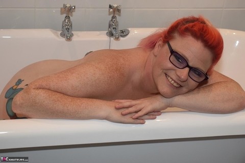 Older redhead Mollie Foxxx displays her tattooed body in the bathroom | Фото 16