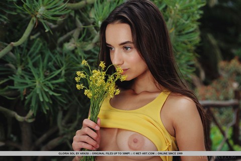 Young brunette Gloria Sol sniffs a bunch of flowers before getting bare naked | Фото 3