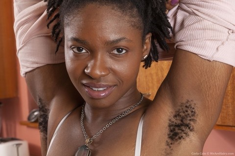 Black amateur Carla Cain shows her unshaven underarms and beaver | Фото 3