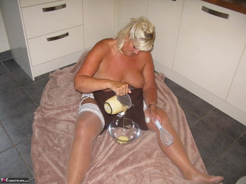 Middle-age blonde plumper Chrissy Uk covers her mostly naked body in batter | Фото 11