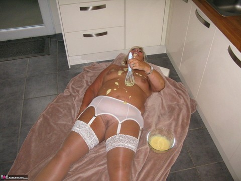 Middle-age blonde plumper Chrissy Uk covers her mostly naked body in batter | Фото 16