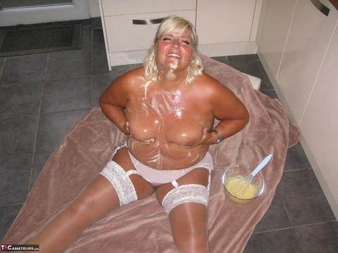 Middle-age blonde plumper Chrissy Uk covers her mostly naked body in batter | Фото 18