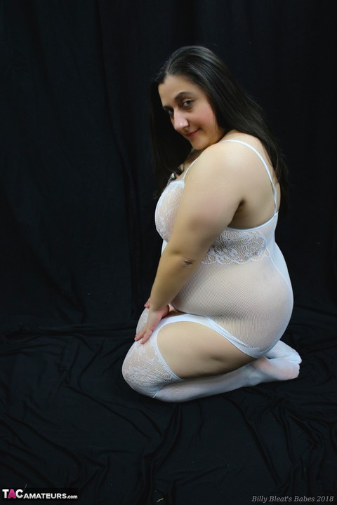 Fat amateur Kimberly Scott shows her snatch in white lace attire | Фото 10