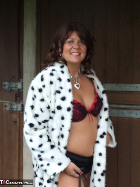 Over 30 brunette Sandy mature small boobs free of a bra while at the stables | Фото 11