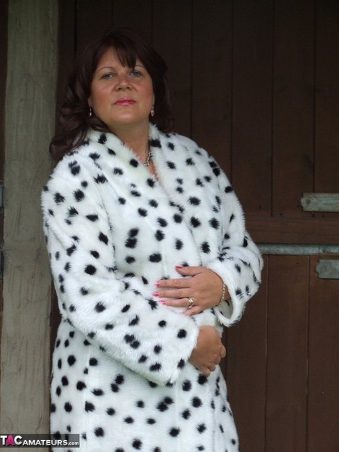 Over 30 brunette Sandy mature small boobs free of a bra while at the stables | Фото 2