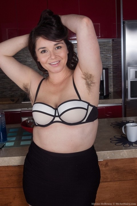 Thick female Maxine Holloway unveils her hairy pits before parting her beaver | Фото 3