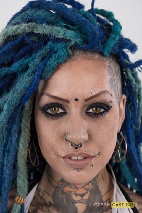 Punk girl with a headful of dyed dreads stands naked in her modelling debut | Фото 1