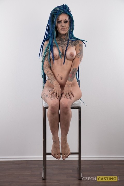 Punk girl with a headful of dyed dreads stands naked in her modelling debut | Фото 18